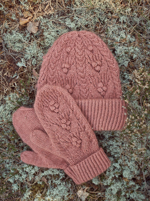 Laine Magazine Issue 18 Autumn 2023 hat and mitten pattern