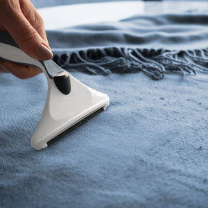 Gleener Fabric Shaver Lint Brush in-use