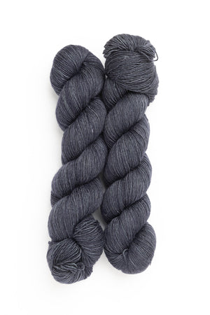 Julie Asselin Leizu Fingering Simple wool silk charbon