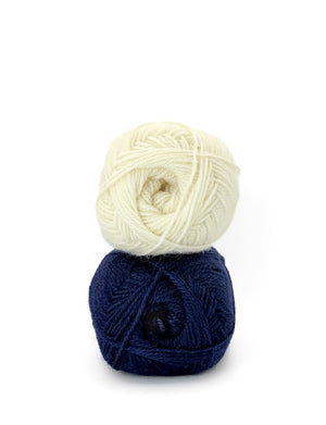 Old Salt Mitts in Tynn Peer Gynt wool inner harbour